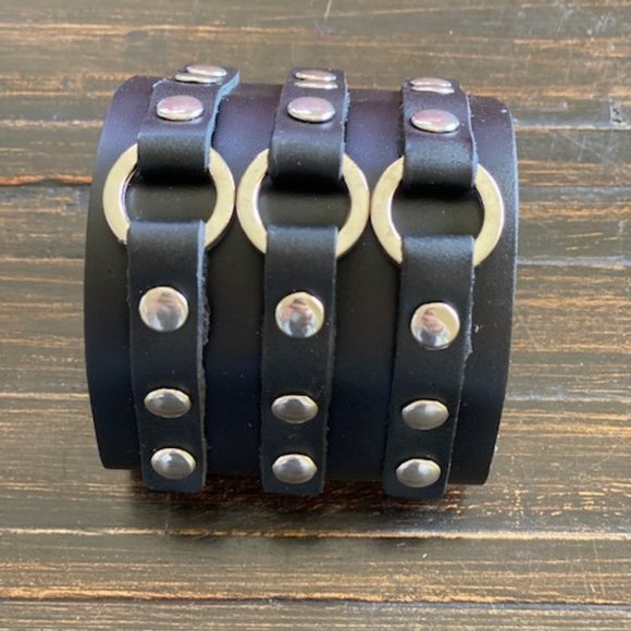 Black cuff bracelet with silver hardware - unisex - Picture 1 of 4